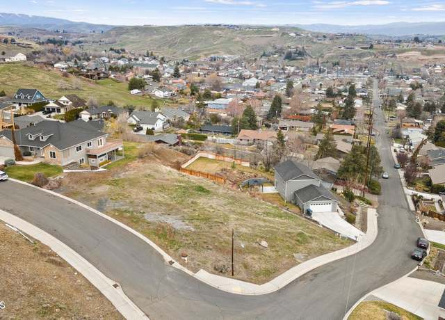 Property at 110 S 10th St, Selah, WA 98942