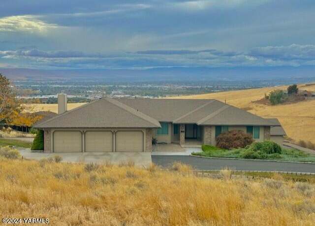 Property at 300 Coyote Creek Rd, Yakima, WA 98901, 6 beds, 3.5 baths