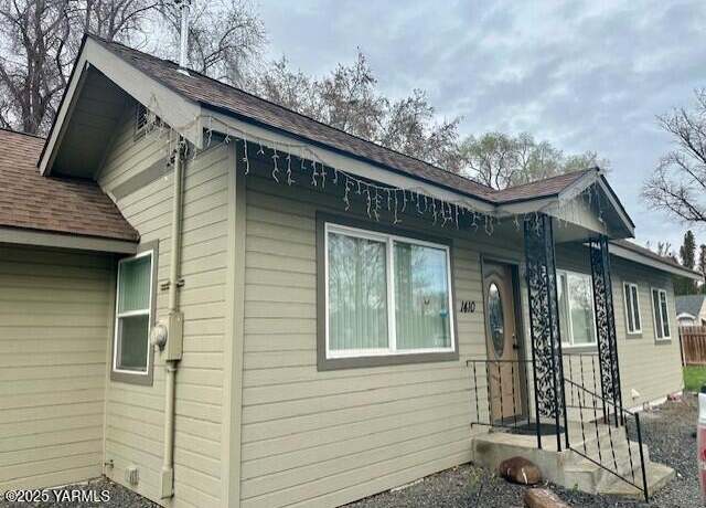 Property at 1410 S 16th Ave, Yakima, WA 98902, 3 beds, 2 baths