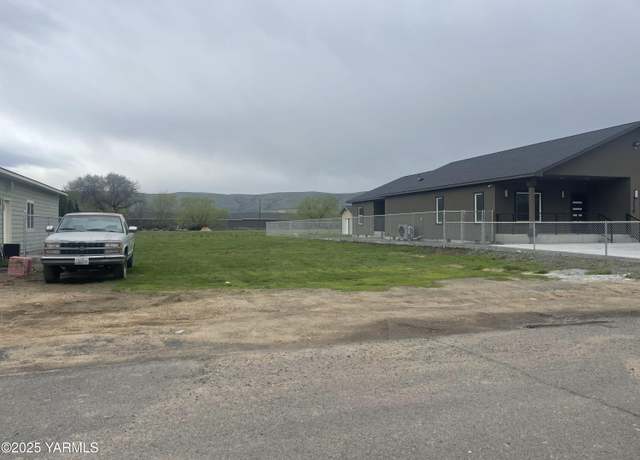 Property at 1208 Whatcom St, Union Gap, WA 98903