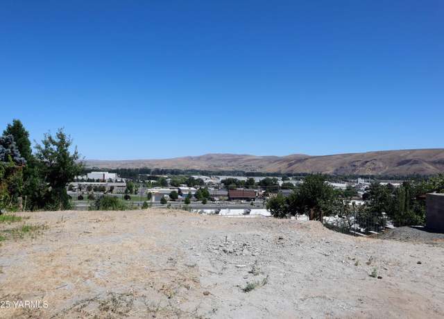 Property at 405 N 4th St, Selah, WA 98942