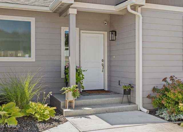 Property at 7506 W Viewcrest Way, Yakima, WA 98908, 3 beds, 3 baths