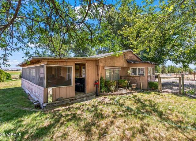 Property at 754 Kings Ln, Wapato, WA 98951, 2 beds, 2 baths