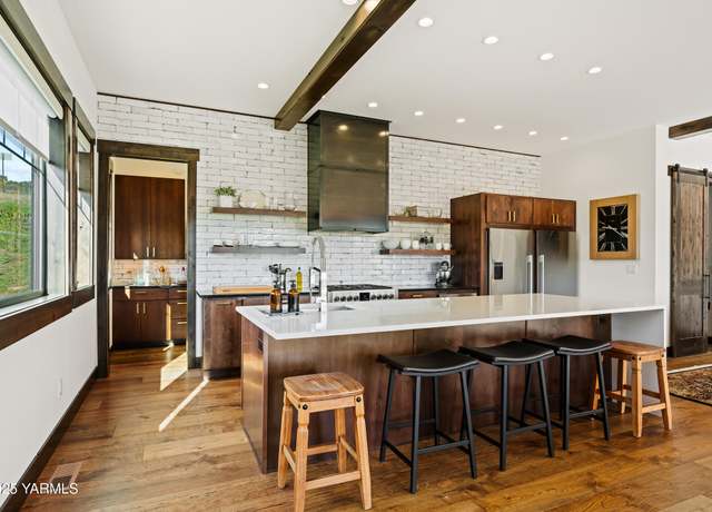 Property at 1000 Prospect Way, Yakima, WA 98908, 2 beds, 3.5 baths