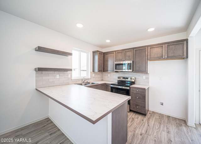Property at 4700 W Oak Ave, Yakima, WA 98903, 3 beds, 2.5 baths