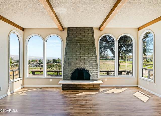 Property at 825 N Conestoga Blvd, Yakima, WA 98908, 3 beds, 3 baths