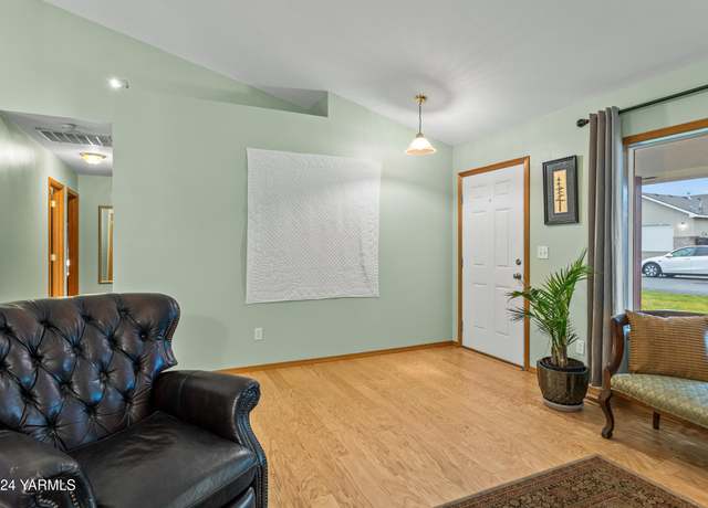 Property at 609 Jade Pl, Yakima, WA 98908, 3 beds, 2 baths