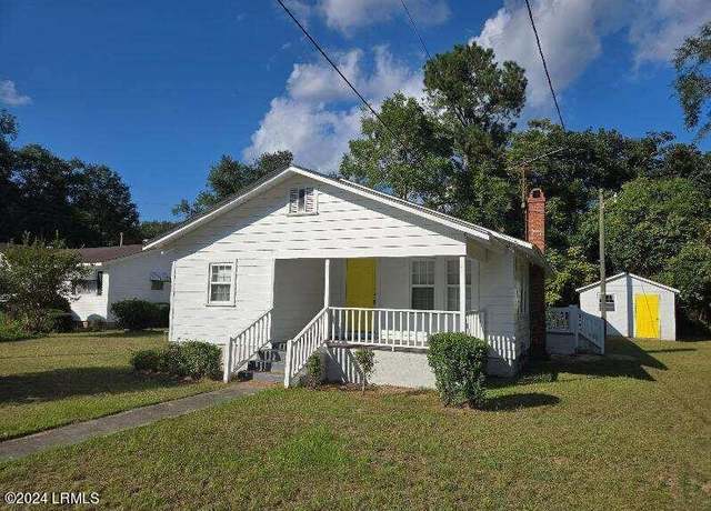 Property at 156 Maple St W, Varnville, SC 29944, 3 beds, 1 bath
