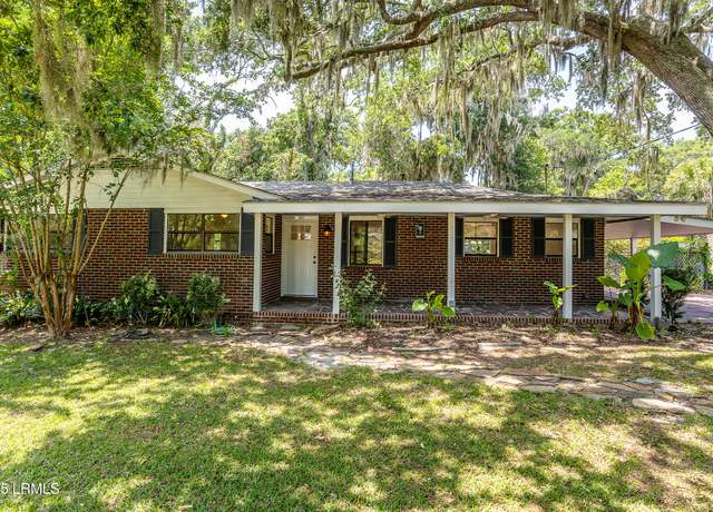 Property at 706 Center Dr W, Beaufort, SC 29902, 3 beds, 2.5 baths