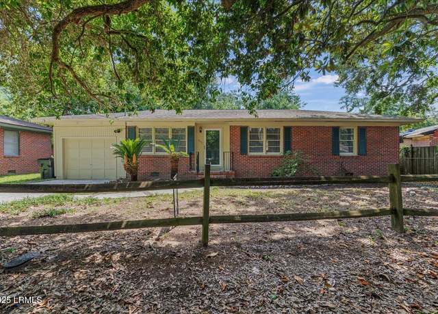 Property at 1803 Sixth St, Beaufort, SC 29902, 3 beds, 1 bath