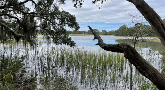 Photo of 2 Riverview Dr, Beaufort, SC 29907