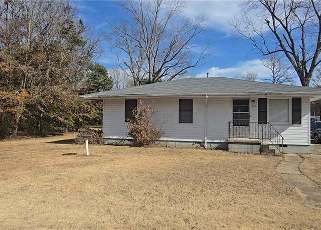 Property at 2715 S High St, Selma, AL 36701, 3 beds, 1 bath