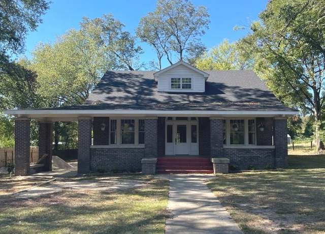 Property at 1106 Tuscaloosa St, Greensboro, AL 36744, 4 beds, 2.5 baths