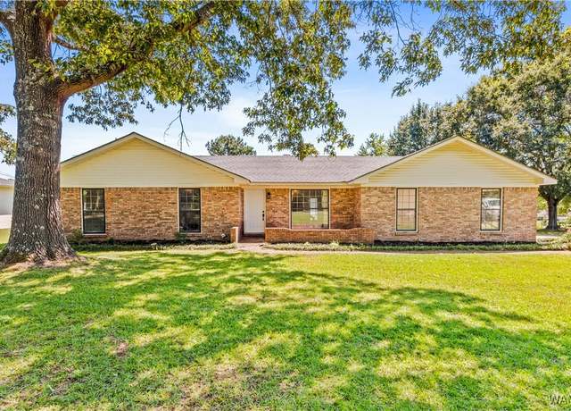 Property at 1946 4th Ave Ave NW, Fayette, AL 35555, 3 beds, 2 baths