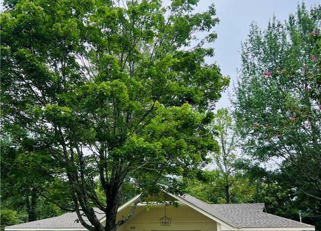 Property at 1018 Cumberland Dr, Auburn, AL 36830, 4 beds, 2.5 baths