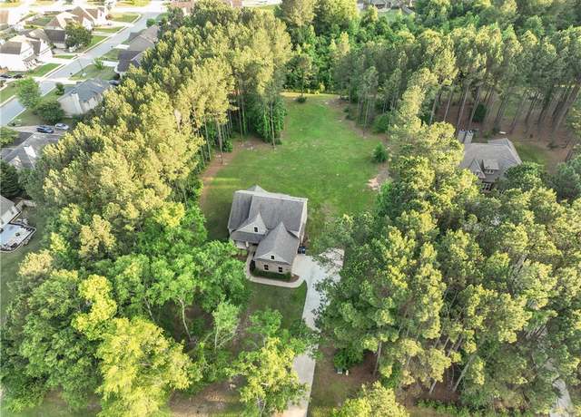 Property at 2133 W Farmville Rd W, Auburn, AL 36879, 4 beds, 2.5 baths