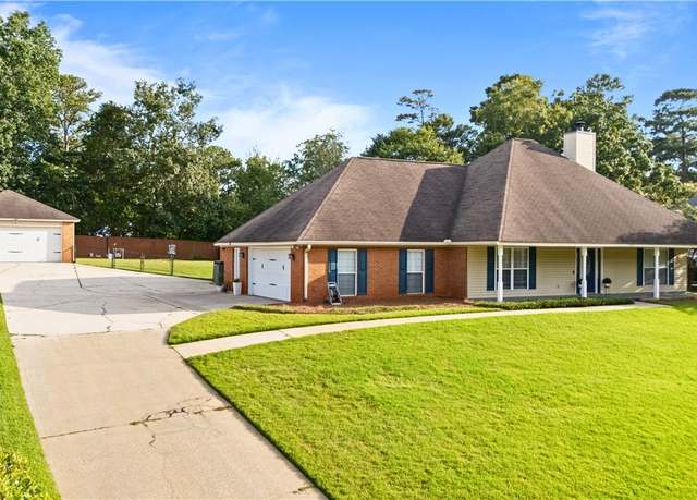 Property at 1404 Sandray Dr, Opelika, AL 36801, 3 beds, 3 baths