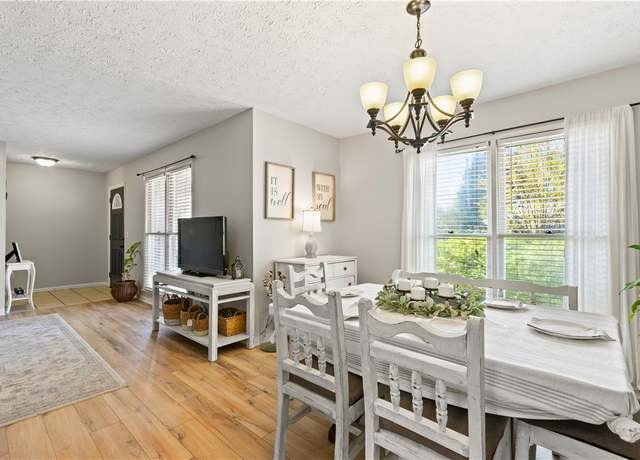 Property at 802 Middlecrest Ave, Opelika, AL 36801, 3 beds, 2 baths