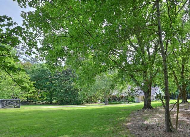 Property at 510 S Dean Rd, Auburn, AL 36830, 4 beds, 3.5 baths
