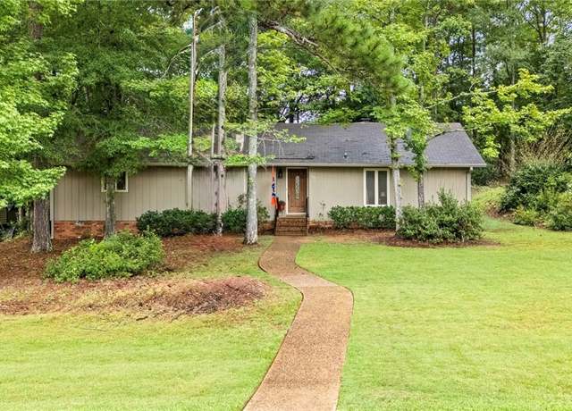 Property at 400 Etowah Ave, Opelika, AL 36801, 4 beds, 2 baths