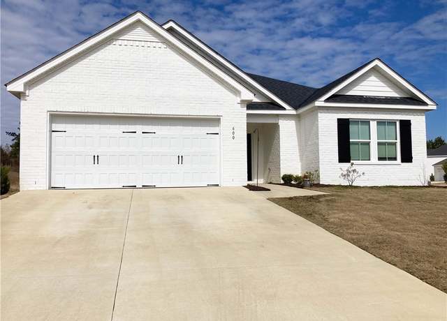 Property at 600 Yellowstone Dr, Opelika, AL 36804, 3 beds, 2 baths