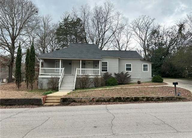Property at 100 17th Pl, Opelika, AL 36801, 3 beds, 2 baths