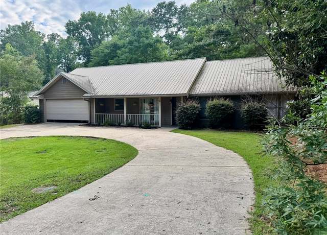 Property at 1377 E University Dr, Auburn, AL 36830, 3 beds, 2.5 baths
