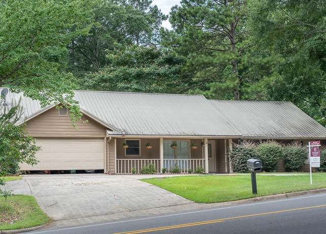 Property at 1377 E University Dr, Auburn, AL 36830, 3 beds, 2.5 baths