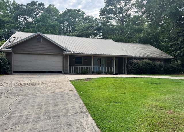 Property at 1377 E University Dr, Auburn, AL 36830, 3 beds, 2.5 baths