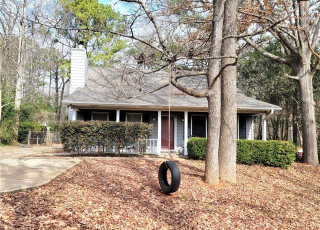 Property at 586 Oakview Cir, Smiths Station, AL 36877, 3 beds, 2.5 baths