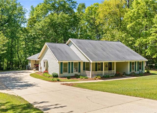 Property at 1207 Jenkins Dr, Auburn, AL 36830, 3 beds, 2 baths