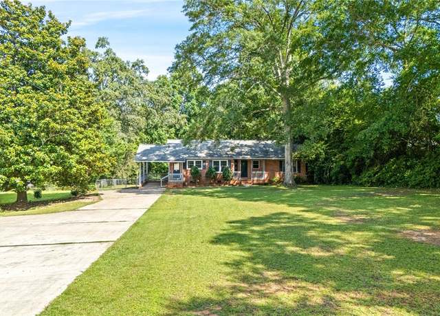 Property at 1406 Pinedale Dr, Opelika, AL 36801, 3 beds, 2 baths