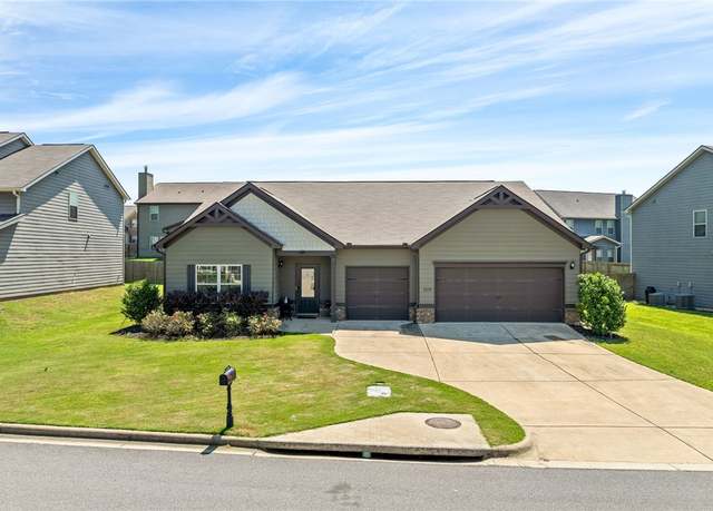 Property at 1009 Gwynne's Way, Opelika, AL 36804, 4 beds, 3 baths