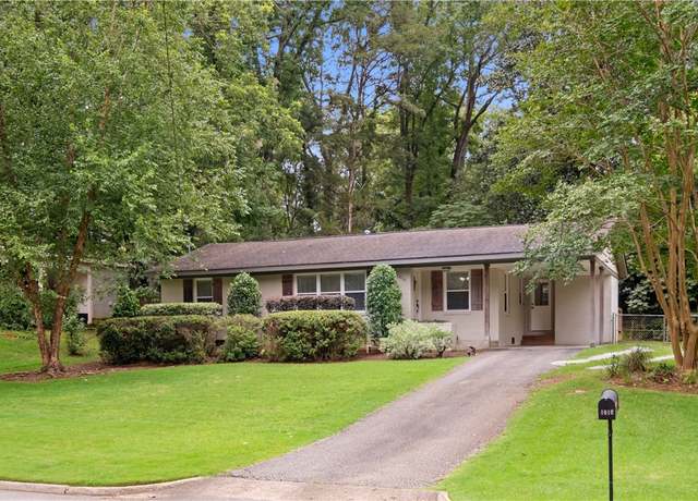 Property at 1016 E Magnolia Ave, Auburn, AL 36830, 3 beds, 2 baths