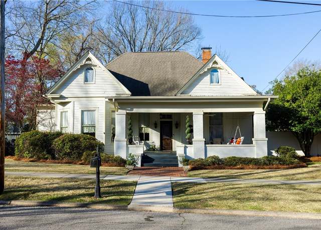 Property at 414 N 8th St, Opelika, AL 36801, 4 beds, 3.5 baths