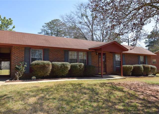 Property at 3311 Oakdale Dr, Opelika, AL 36801, 3 beds, 2 baths