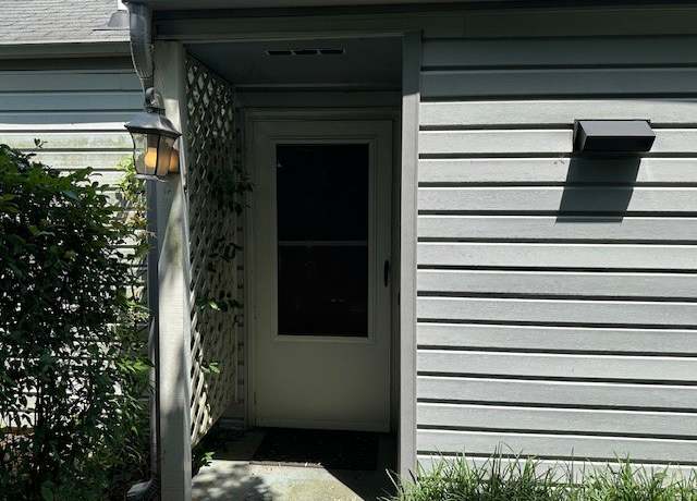 Property at 371 E Thach Ave #4, Auburn, AL 36830, 2 beds, 2 baths