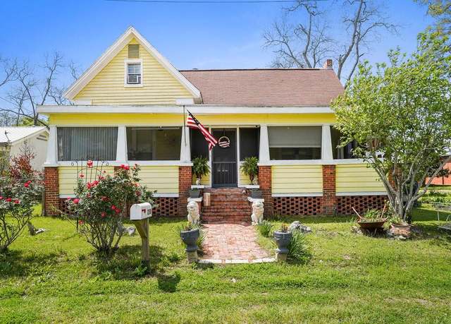 Property at 230 S Hemby St, Slocomb, AL 36375, 3 beds, 1.5 baths