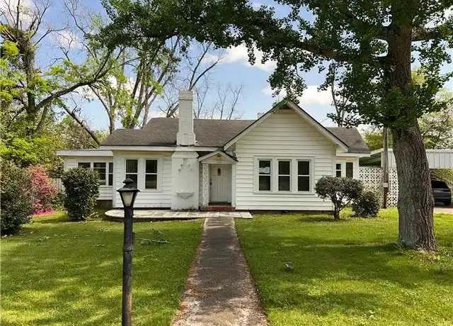 Property at 106 N Broadway St, Ashford, AL 36312, 3 beds, 2.5 baths