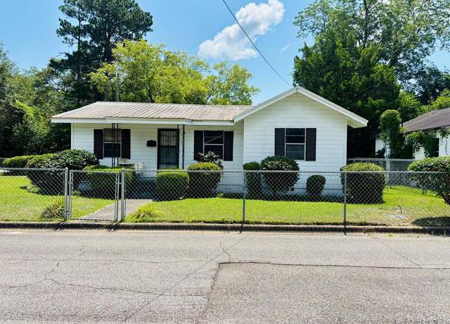 Property at 818 NE Parker St, Dothan, AL 36303, 3 beds, 1.5 baths