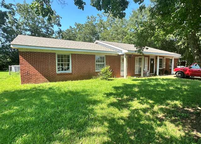 Property at 3 Brown Ave, Daleville, AL 36322, 4 beds, 3 baths