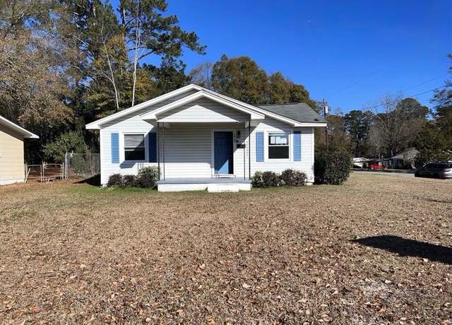 Property at 1616 W Selma St, Dothan, AL 36301, 3 beds, 2 baths