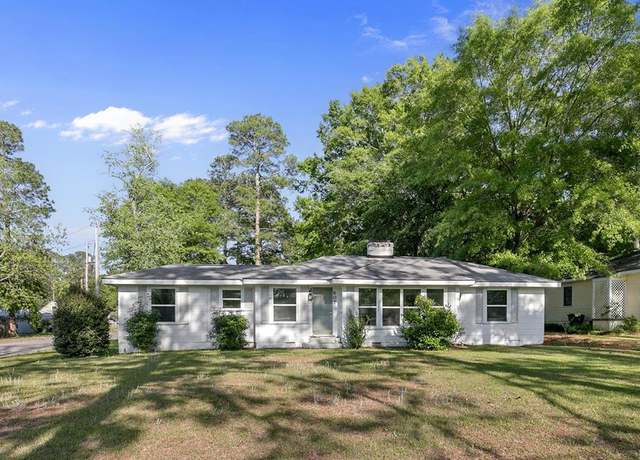 Property at 907 Woodland Dr, Dothan, AL 36301, 3 beds, 2 baths