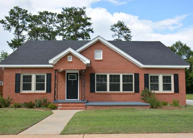 Property at 203 E Mckinnon St, New Brockton, AL 36351, 4 beds, 2.5 baths