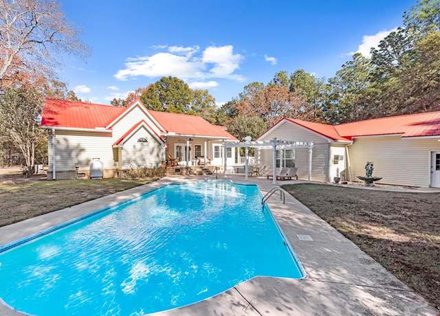 Property at 495 Squirrel Dr, Newton, AL 36352, 2 beds, 3 baths