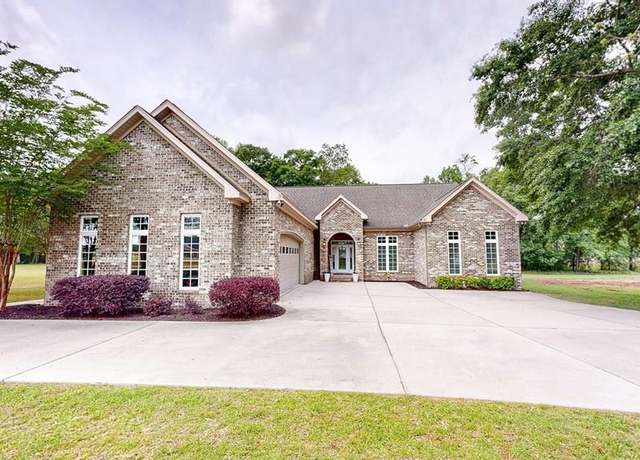 Property at 260 Cobb Rd, Dothan, AL 36301, 3 beds, 2 baths