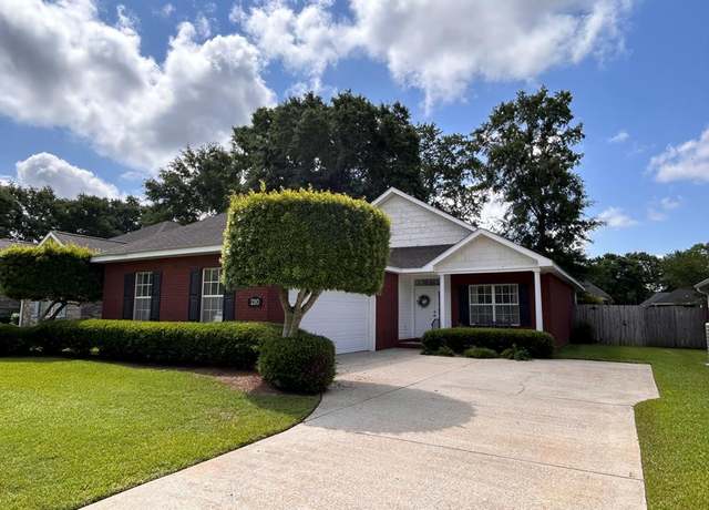 Property at 210 Petersburg Ct, Dothan, AL 36301, 3 beds, 2 baths