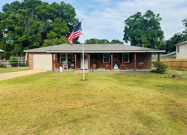 Property at 112 W Griffin Ave, Geneva, AL 36340, 3 beds, 1.5 baths