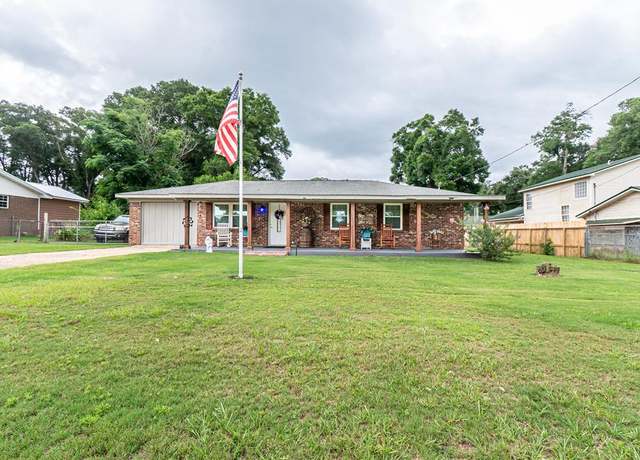 Property at 112 W Griffin Ave, Geneva, AL 36340, 3 beds, 1.5 baths