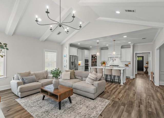 Property at 104 Elizabeth Ln, Dothan, AL 36305, 5 beds, 4.5 baths